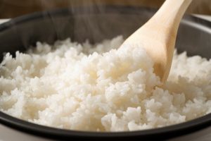 نقع الأرز بالماء البارد