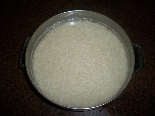 نقع الرز بالماء البارد 