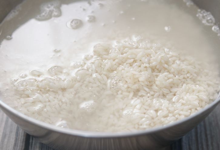 نقع الرز لمدة طويلة بالماء الفاتر