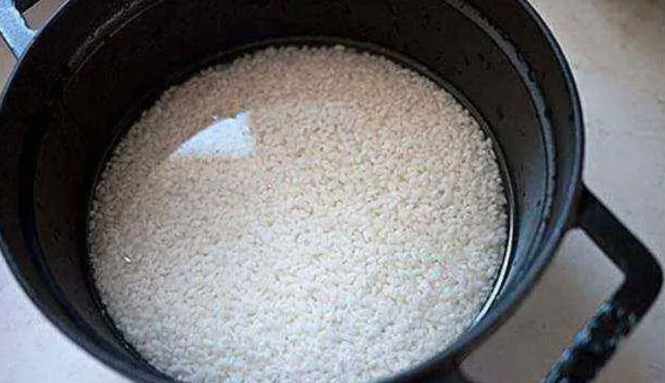 Какой водой заливают рис холодной или горячей. Заливаем рис водой. Рис отварить рассыпчатый в кастрюле. Рис залили водой. Заливаем рис кипятком.